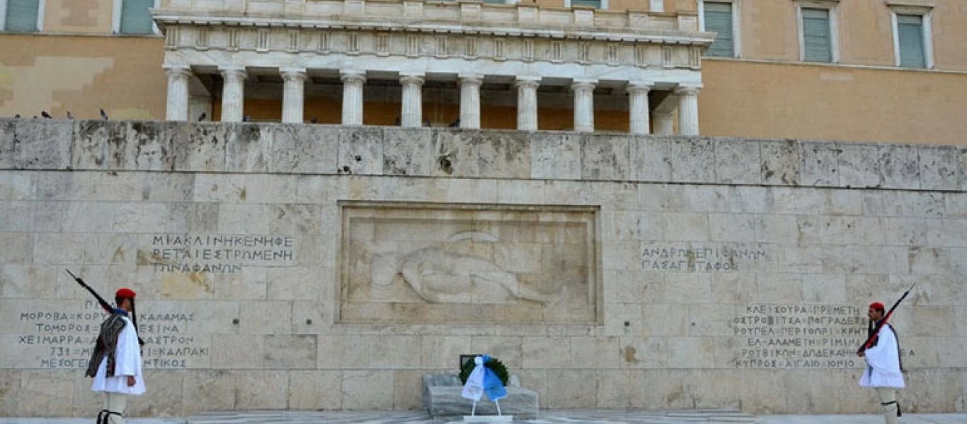 Δείτε ζωντανά την κατάθεση στεφάνων στο Μνημείο του Αγνώστου Στρατιώτη (βίντεο)